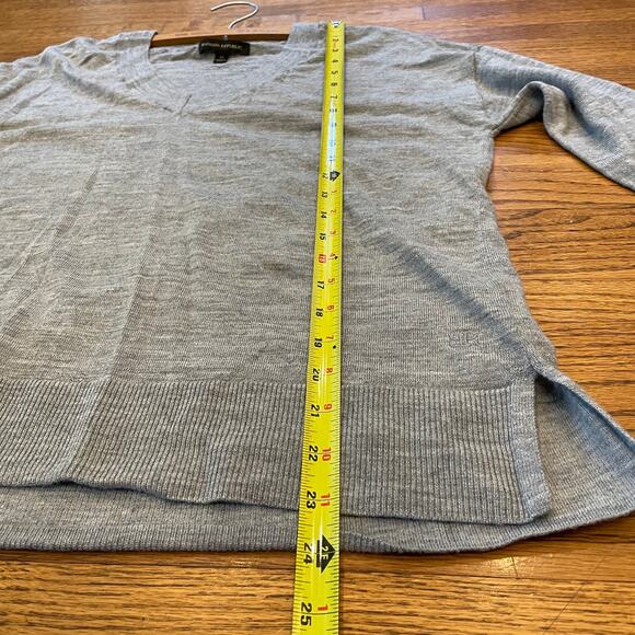 Banana Republic Gray V-Neck 100% Merino Wool Sweater Women’s Sz M EUC - Picture 5 of 9